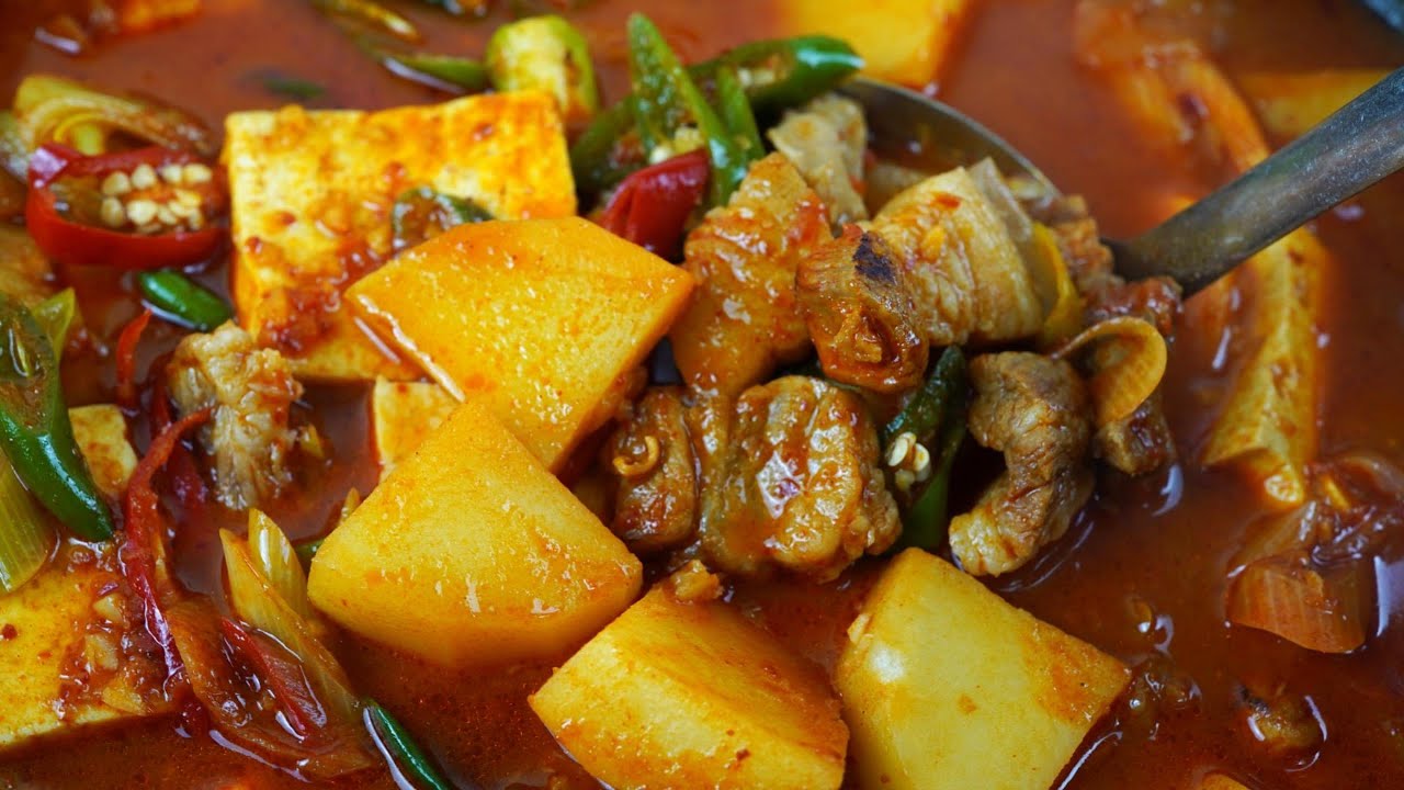 감자 돼지고기 두부찌개 | 얼큰 구수한 국물