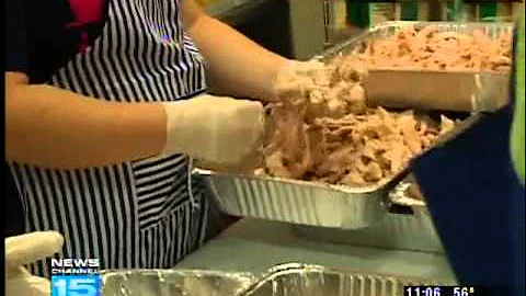 Volunteers prepare Thanksgiving dinner