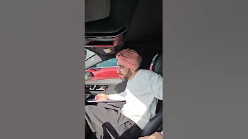 لما امك تركب معك بالسيارة 