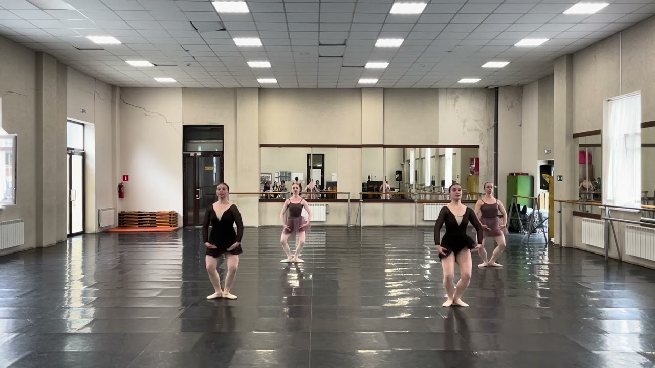 ВГИИК, 1-2 ХИСП, классический танец (экзерсис на середине, прыжки)