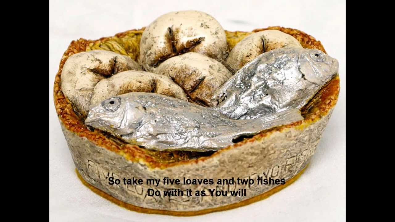 пять хлебов и две рыбки. хлеб с рыбкой. 5 хлебов и 2 рыбки. чудо 5 хлебов и 2 рыб. пять хлебов и две рыбы.