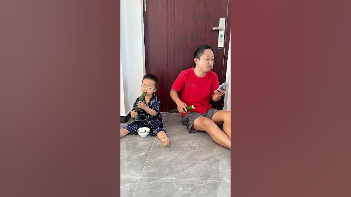 爸爸看手机入迷了，逗逗他#呆萌小米宝#萌娃#熊孩子