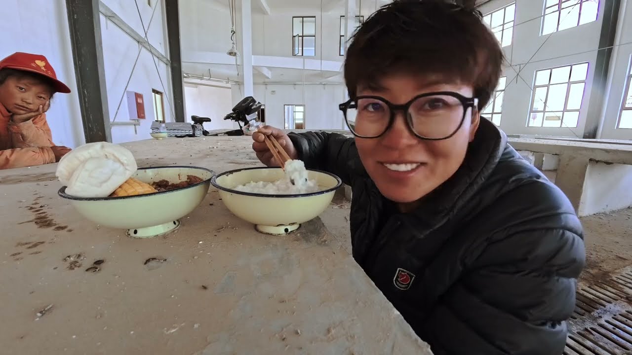 骑行219太过荒芜没有树，捡不到柴火做饭，情急之下捡了颗咸鸭蛋坐路边先吃再说