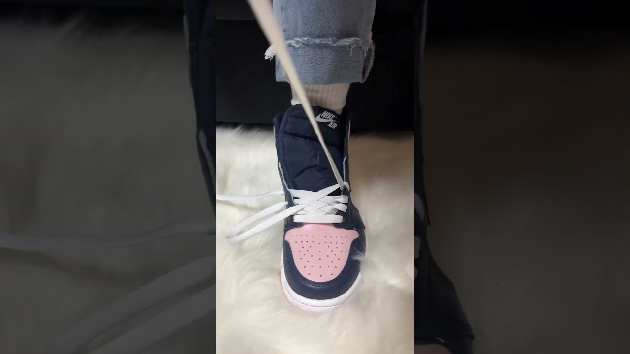 Our sail laces on the Bubble Gum Jordan 1’s! This lace style gives them a little more flavour too 😜