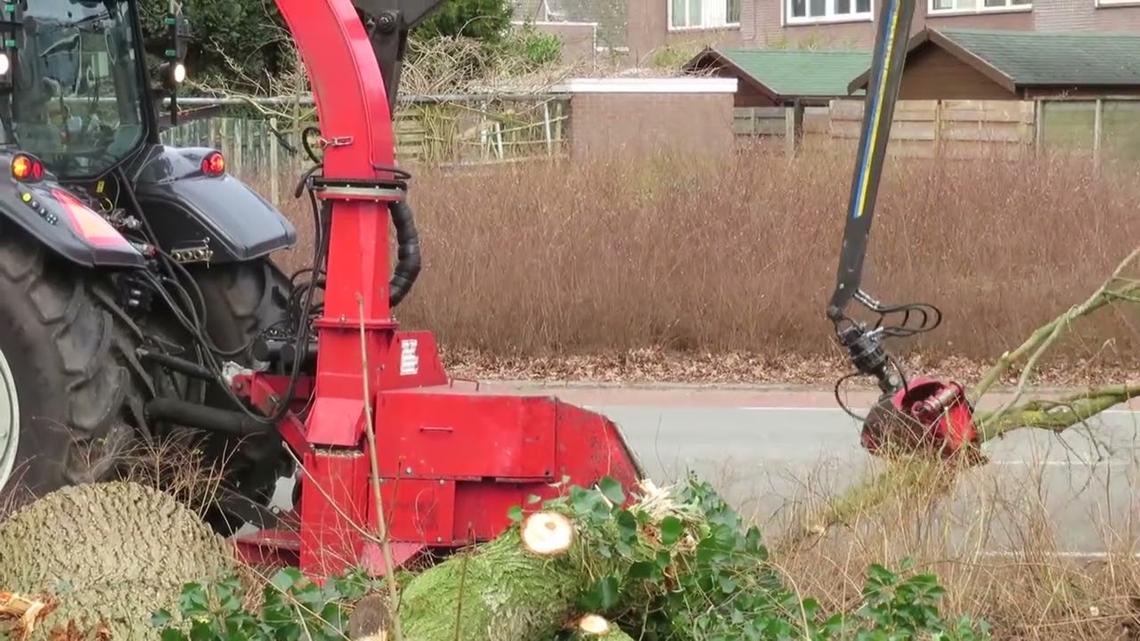 Valtra T213 Twintrac Versu | TP280 woodchipper | mowi 3060 crane