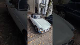 Ein klassischer britischer Roadster, der MG MGB (aus der Zeit von etwa 1960 bis in die 1980er Jahre)