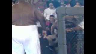 UFC vintage top laugh 5 - UFC 3 - Door of the octagon doesnt resist the weight, unless...