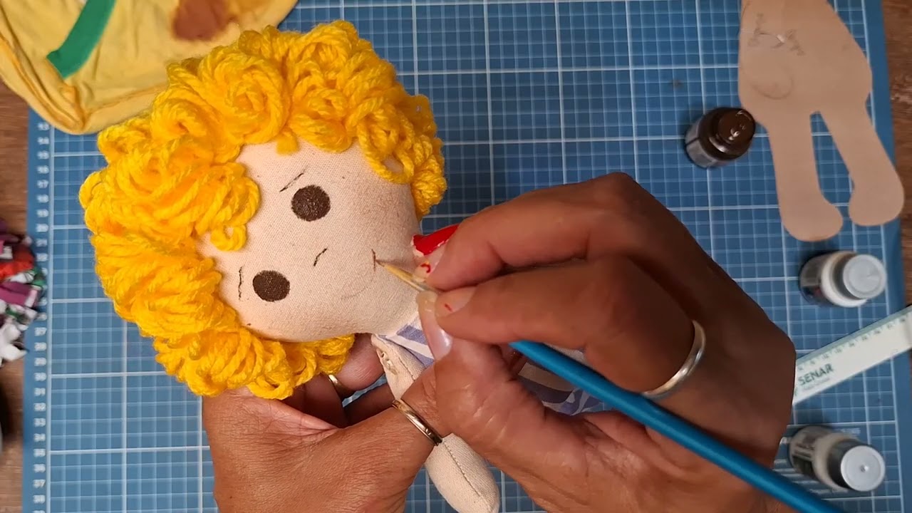 Fazendo a carinha da boneca pingente/chaveiro 