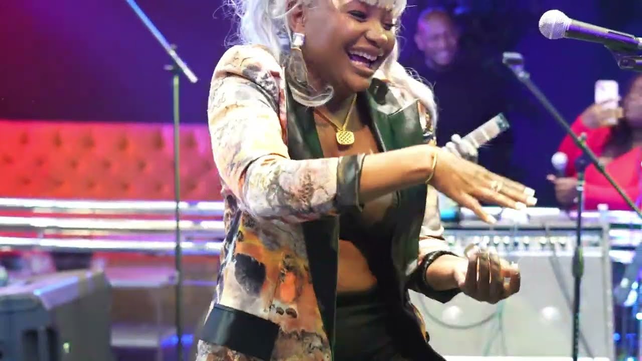 Anie Alerte Kitel Mache Live Nan Moonlight Corner