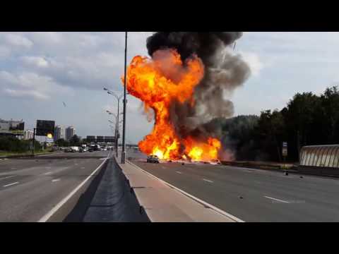 Wideo: Ciężarówka Rozlała Płynną Czekoladę Po Polskiej Autostradzie