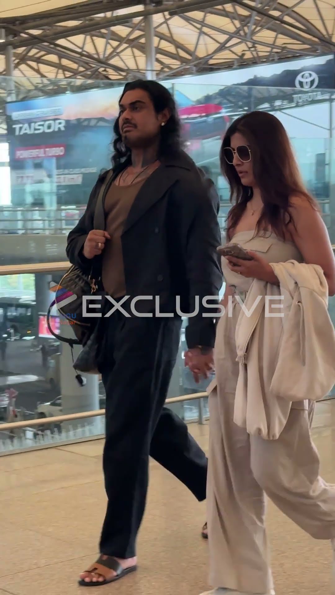 కూల్ లుక్‌తో హైదరాబాద్ ఎయిర్‌పోర్టులో వరలక్ష్మీ శరత్‌కుమార్ ? | #VaralakshmiSarathkumar | #Shorts