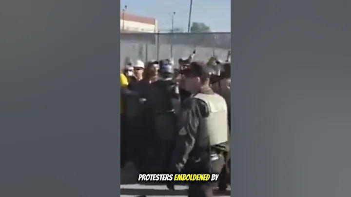 BREAKING: Rioter mob charges police outside Chicago-area ICE facility #shorts #youtubeshorts #news