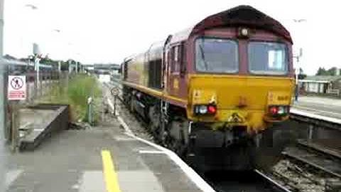 EWS 66141 - Class 66 pulls away from Didcot Parkway