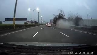 大貨車離奇自撞護欄、遭網友酸三寶 真相曝光反逆轉變英雄 大貨車離奇自撞護欄、遭網友酸三寶 真相曝光反逆轉變英雄