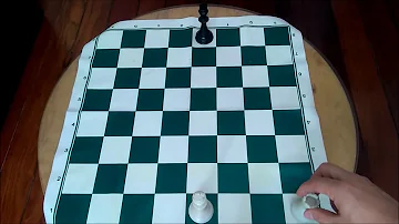 Como o Rei anda no xadrez resposta?