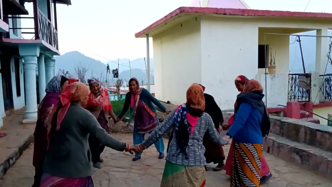 परसे कौब थान गांव की महिलाओं ने सुंदर और नया गाना लगाया 