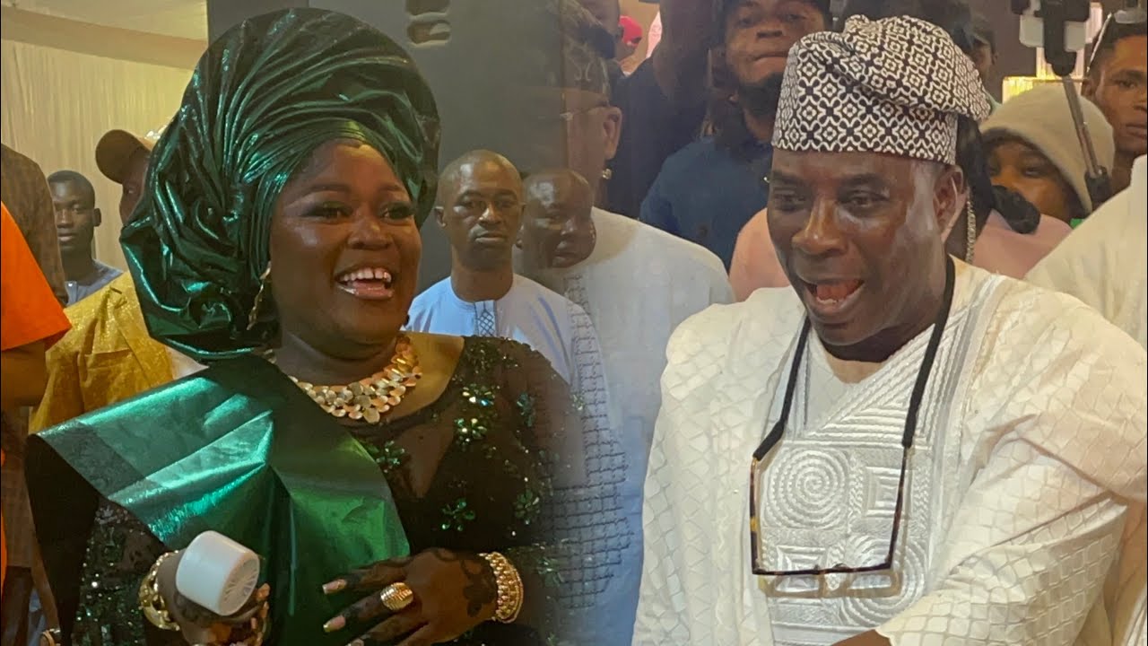 Альхаджа Рукаят Басирими шокирует K1 De Ultimate на танцполе во время презентации своего альбома ...