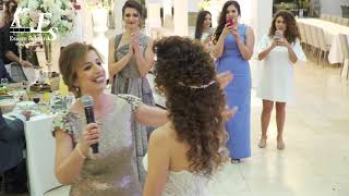 ام تفاجئ ابنتها الوحيدة بيوم زفافها