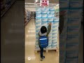 こどもがスーパーの商品によじ登るトラブル