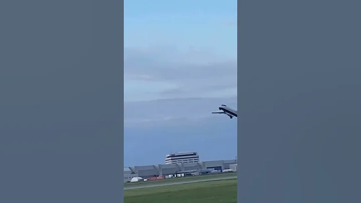 Air Canada De Havilland Dash 8-400 takeoff from Montreal #aviation #takeoff #aircanada #dash8