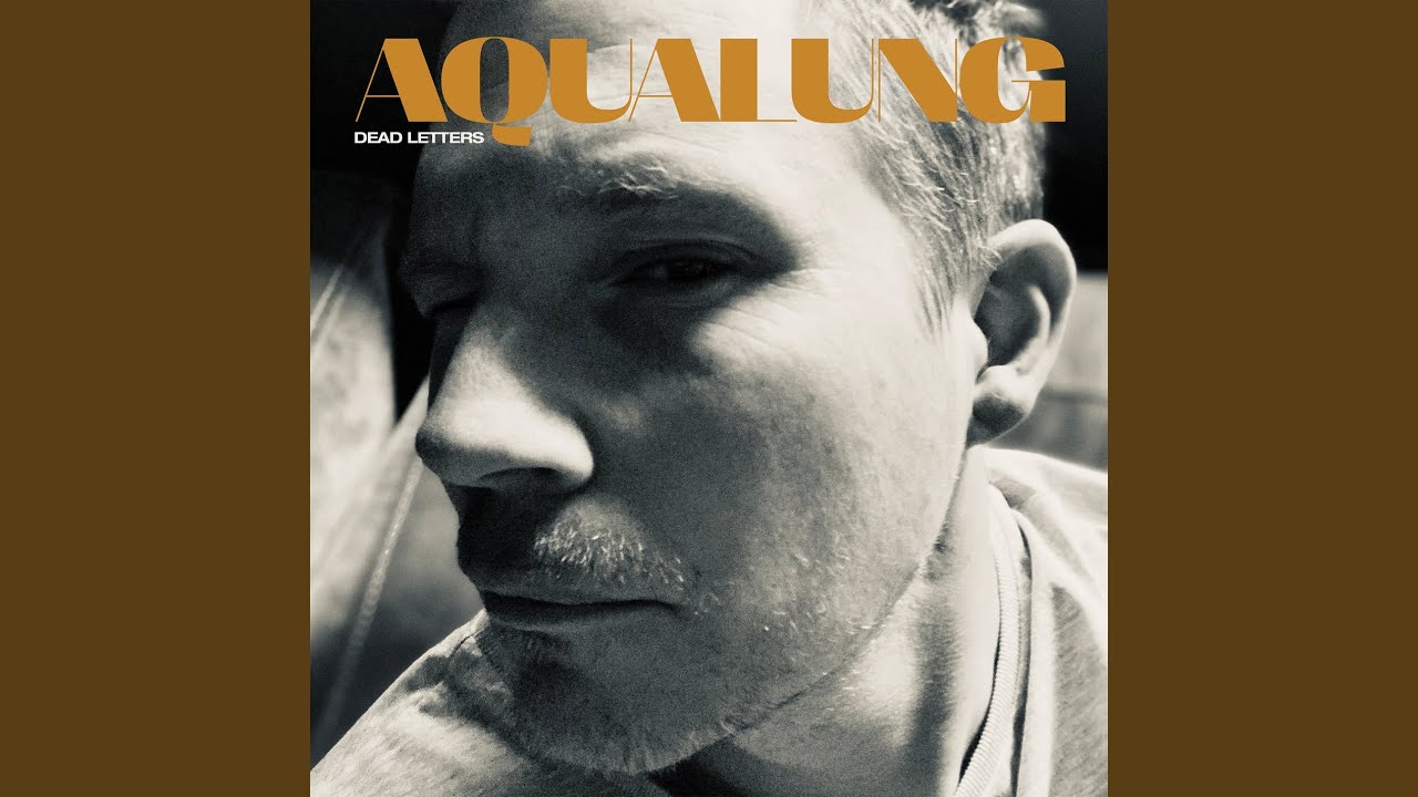 在 YouTube 上观看 November 在 YouTube 上观看 November