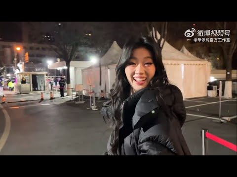 单依纯央视春晚下班了，欣喜若狂，这是有多渴望下班啊？节目一结束，立马打道回府。 最近太辛苦了， 赶紧休息休息吧。