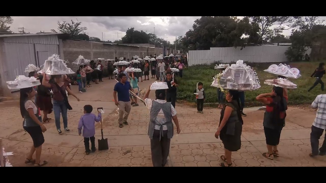 Recorrido del Dote de los Recién Casados ... Tradiciones de Santiago Apóstol Ocotlan