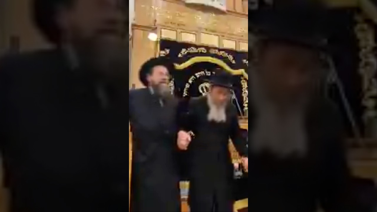 ראש ישיבת מיר והמשגיח בריקוד במעמד הסיומים בהיכל הישיבה שנערך במסגרת ימי ה'ירחי כלה' לבני חו"ל