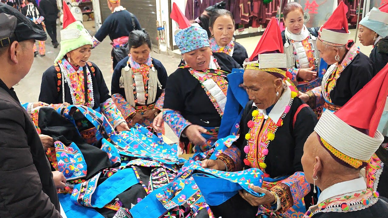 На рынке на границе Китая и Вьетнама люди носят странную одежду и говорят на непонятных языках.