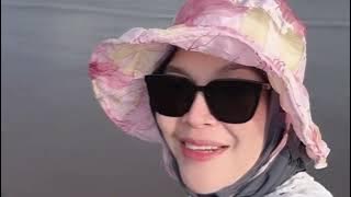 AYU TING TING DAN KELUARGA JALAN JALAN KE PANTAI 