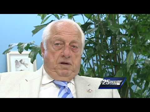 Video: Tommy Lasorda nettoværdi: Wiki, gift, familie, bryllup, løn, søskende