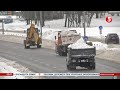 Півметрові кучугури на вулицях Києва: куди комунальники прибирають сніг