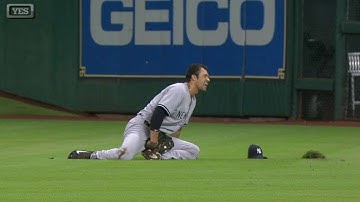 NYY@HOU: Jones makes divot on nice sliding grab