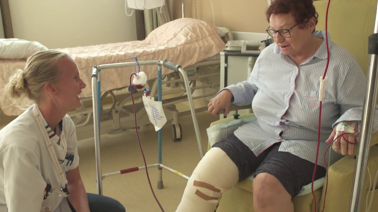 Knieprothese in het Flevoziekenhuis 4, fysiotherapie en verblijf