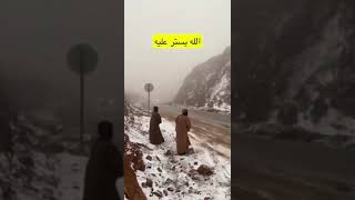 راعي الجيب تزحلق في السياره في الطريق بعد هطول الثلج و المطر و البرد في جبل اللوز في تبوك #السعودية