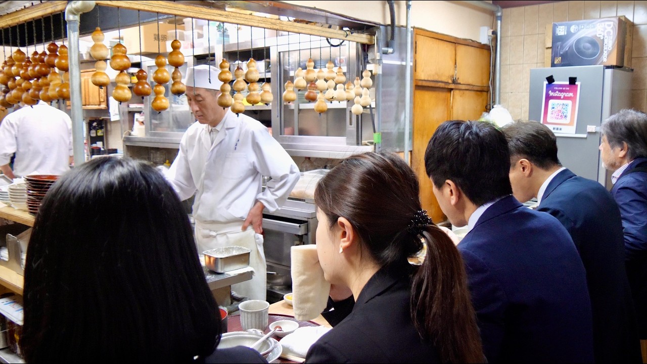 В ресторане, существующем более 60 лет, офисные работники выстраиваются в очередь на обед.