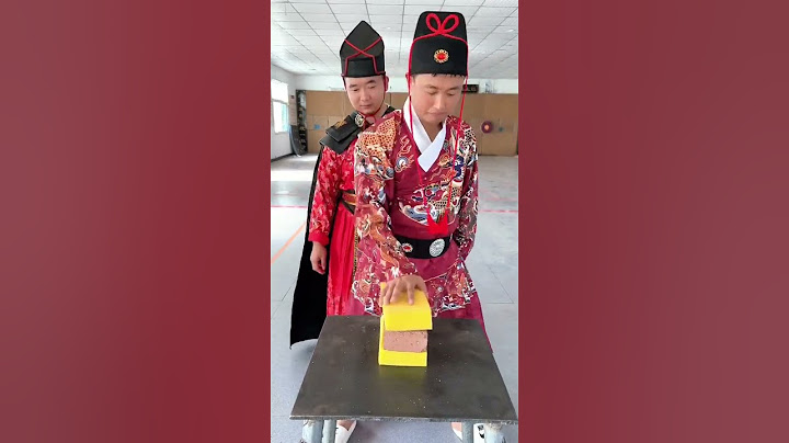 中国气功：猛男徒手捏碎啤酒瓶Chinese Qigong: A strong man crushes a beer bottle with his bare hands