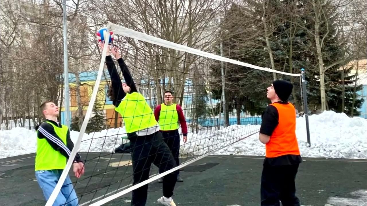 Зимняя школа олимпиады. Волейбол на снегу. Дисциплина в спорте зимой. Волейбол босиком на снегу. Современное олимпийское и физкультурно-массовое движение.