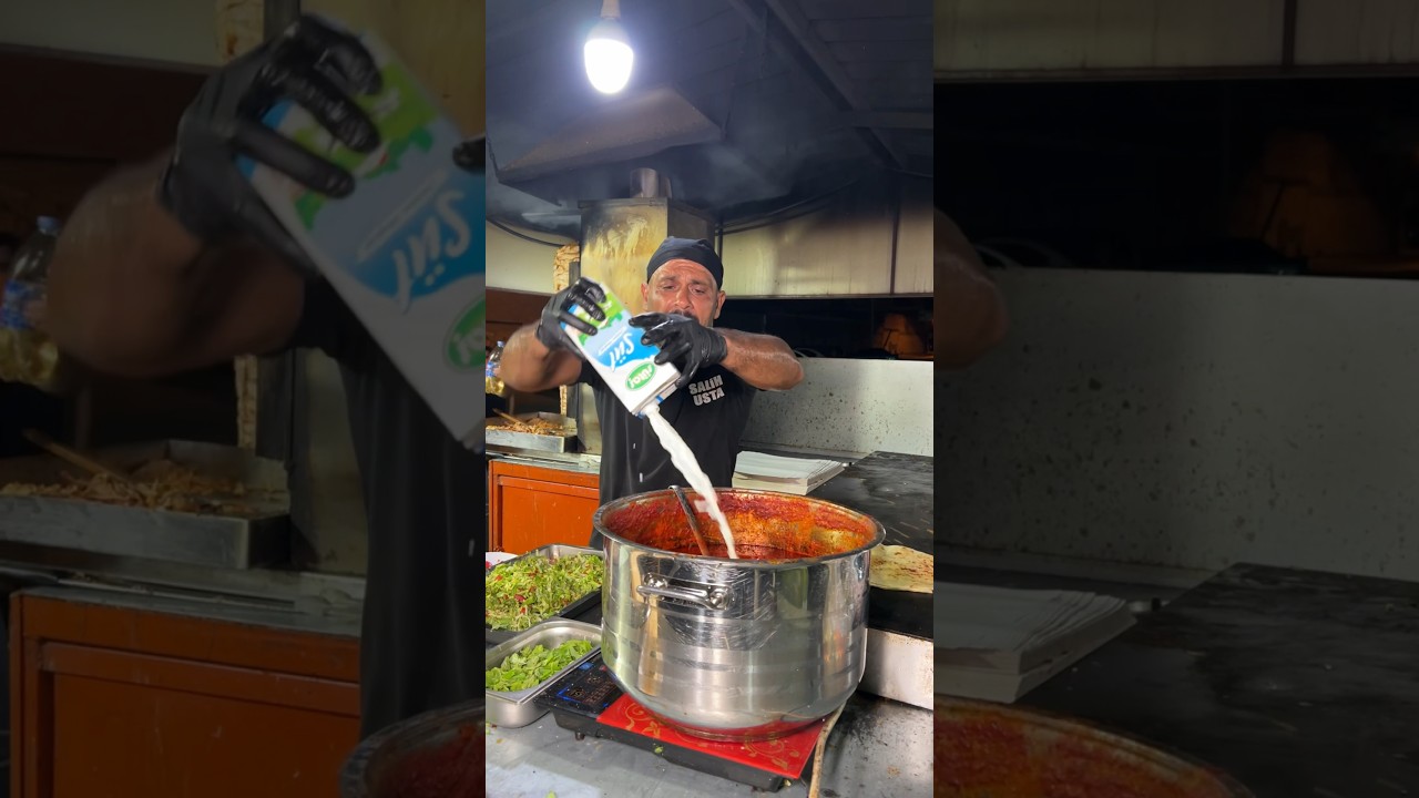 DELİRTMEYİN USTAMIZI SOSUNA SÜT KOYUYOR! GECE DÖNERCİSİ SALİH USTA