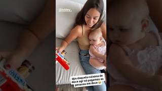 Pagando A Babá Da Mia Com Doces