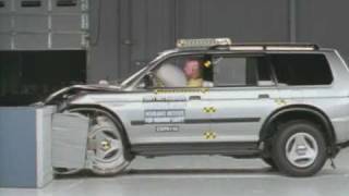 2001 Mitsubishi Montero Sport moderate overlap IIHS crash test 2001 Mitsubishi Montero Sport moderate overlap IIHS crash test