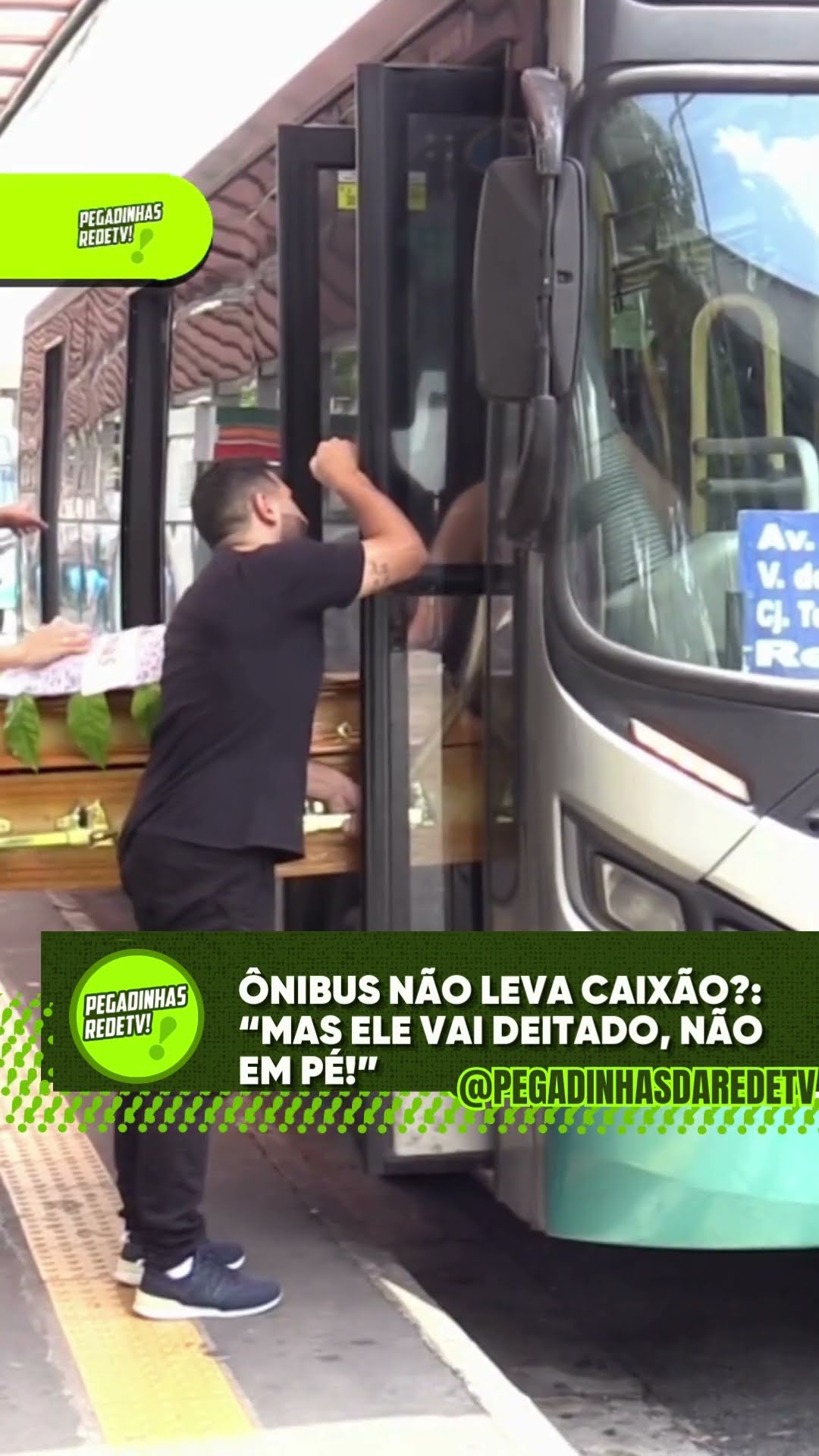 SEM DINHEIRO, MAS COM UM CAIXÃO: REAÇÃO INESPERADA NO BUSÃO! - PEGADINHAS DA REDETV!