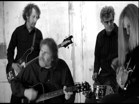 The Green Pajamas - Pass Me Another Whiskey (Official Music Video) The Green Pajamas - Pass Me Another Whiskey (Official Music Video)
