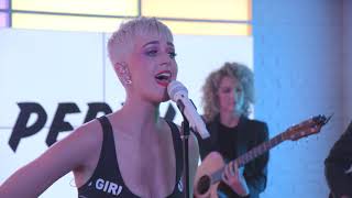 Katy Perry Performs an Acoustic Version of 'Chained to the Rhythm' Resimi