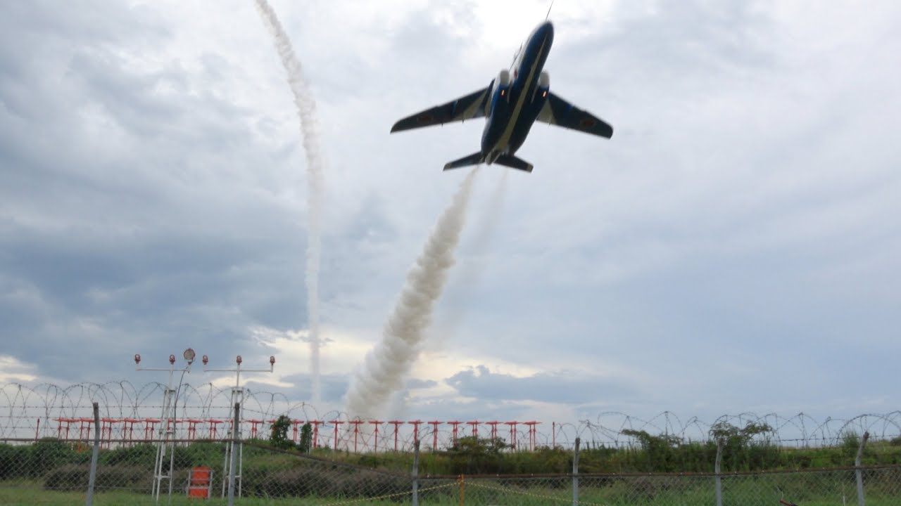 ブルーインパルス 5番機 頭上すれすれ通過！ 超低空離陸 小松基地航空