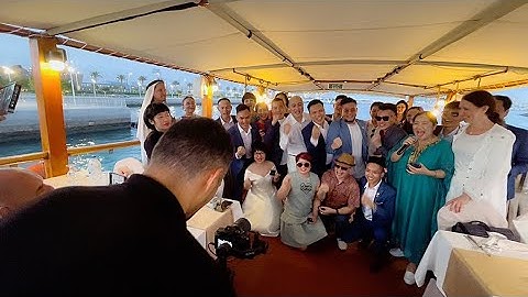 Lãnh đạo công ty quỹ đầu tư SWC phát phần thưởng cho các lãnh đạo SWC Việt Nam trên du thuyền Dubai