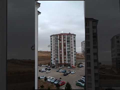 Yozgat'ta fırtına etkisini devam sürdürüyor.. Bazı evlerin çatıları uçtu