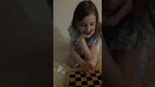 Играю в шашки/как всегда мама выигрывает