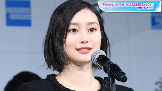 忽那汐里、超ミニスカ×黒ストッキングですらり美脚　セットアップできちんと感