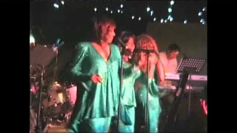 Former Ladies of The Supremes "I Will Survive" fea...
